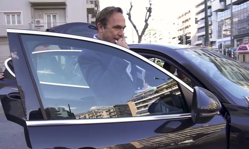 Πέτρος Κόκκαλης: «Εκπροσωπώ την πολιτική κίνηση ΚΟΣΜΟΣ, όχι την κυβέρνηση»