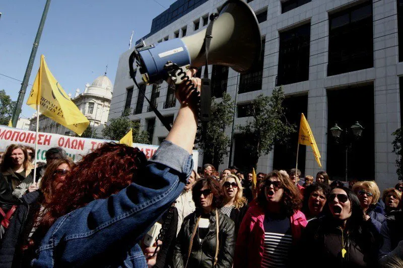 Διαμαρτυρία συμβασιούχων καθαριστριών στην Πάτρα (εικόνες &video)