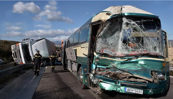Σύγκρουση φορτηγού με λεωφορείο στην Ε.Ο Κορίνθου-Τριπόλεως