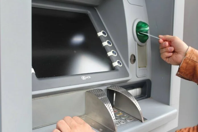 Επίθεση κουκουλοφόρων σε ΑΤΜ τραπεζών στην Αθήνα