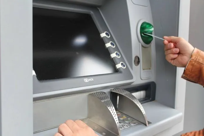 Επίθεση κουκουλοφόρων σε ΑΤΜ τραπεζών στην Αθήνα