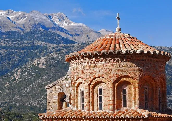 Επίθεση αντιεξουσιαστών σε εκκλησία μετά την αθώωση του Μητροπολίτη Αμβρόσιου (pics)