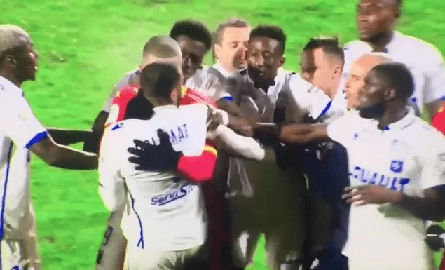Συμπαίκτες στην Οσέρ έπαιξαν μπουνιές την ώρα του αγώνα!