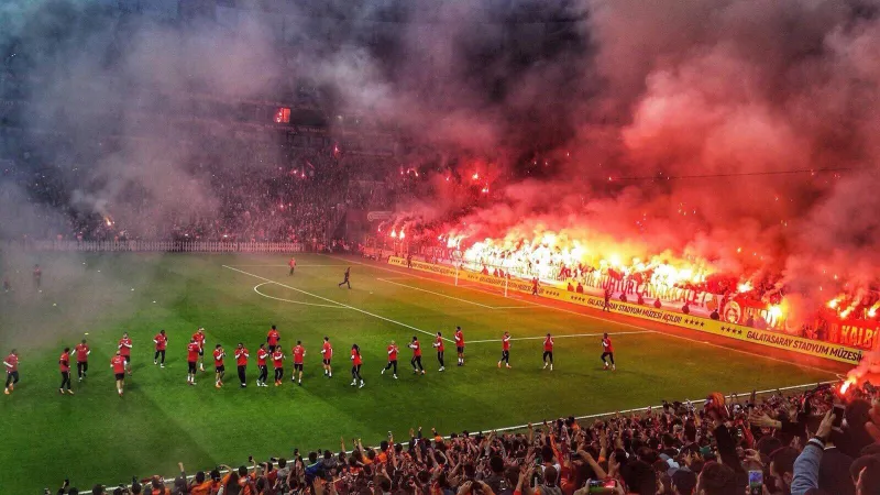 Απίστευτη ατμόσφαιρα στη Γαλατασαράι (pics, vid)