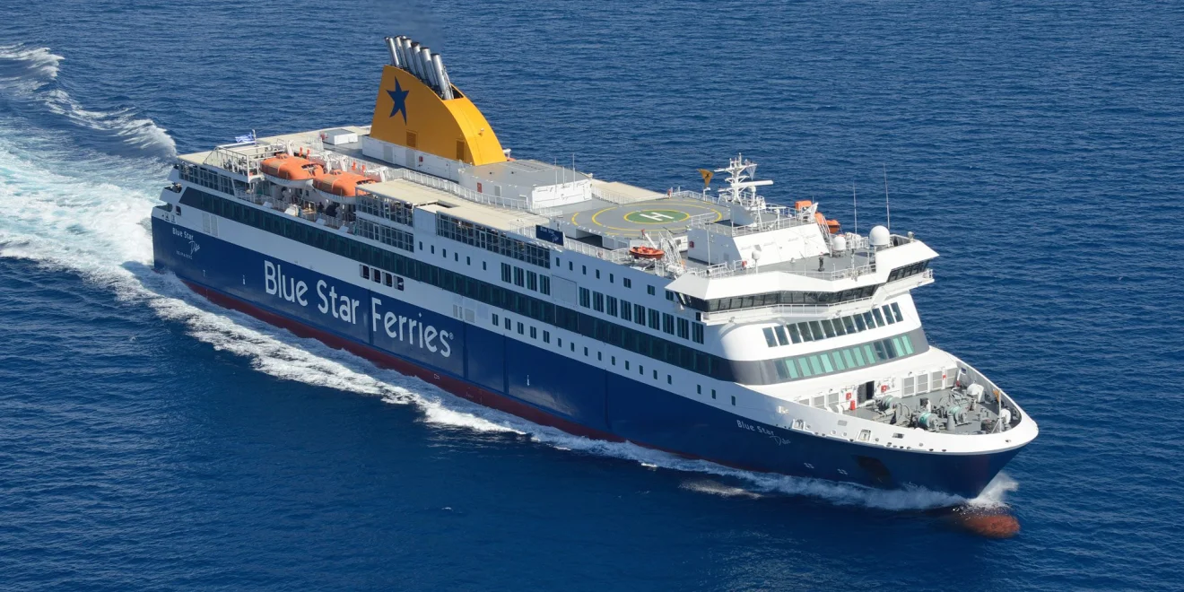 Μάχη του Blue Star Δήλος με τα κύματα για να δέσει στην Τήνο (vid)