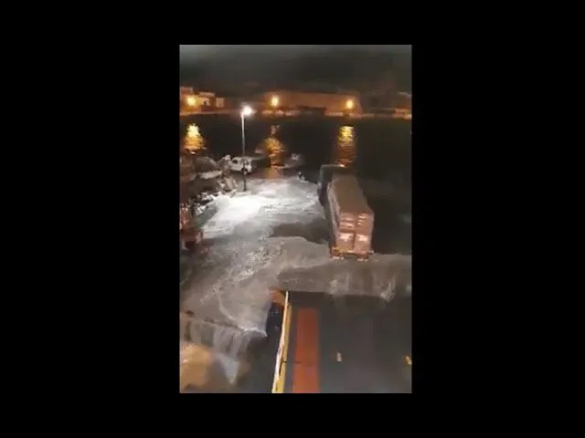 Τεράστια κύματα χτύπησαν τις Κυκλάδες (vid)