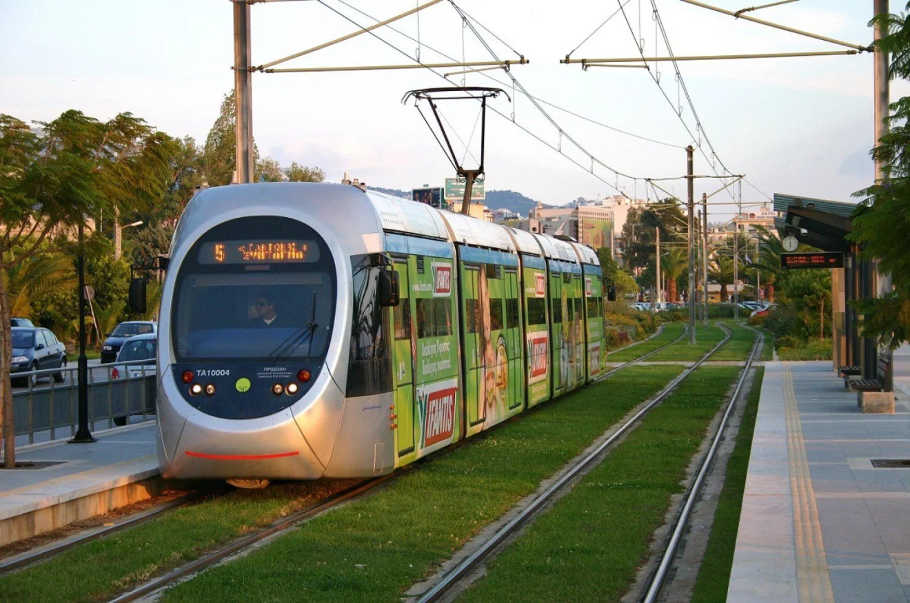 Συγκρούστηκε τραμ με λεωφορείο στο Νέο Κόσμο