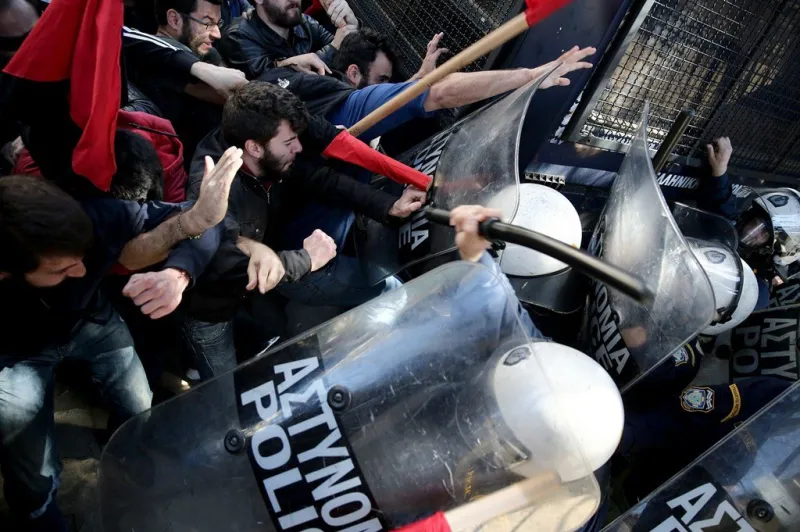 «Πόλεμος» διαδηλωτών και ΜΑΤ στου Μαξίμου! (p