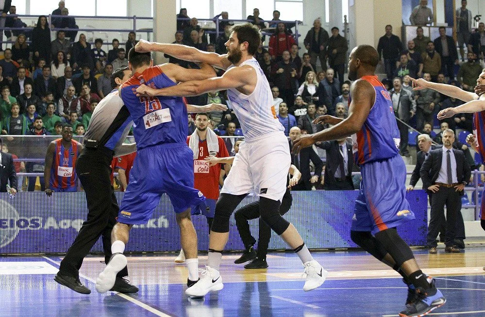 Τιμωρία σε Τσούπκοβιτς και Μανωλόπουλο