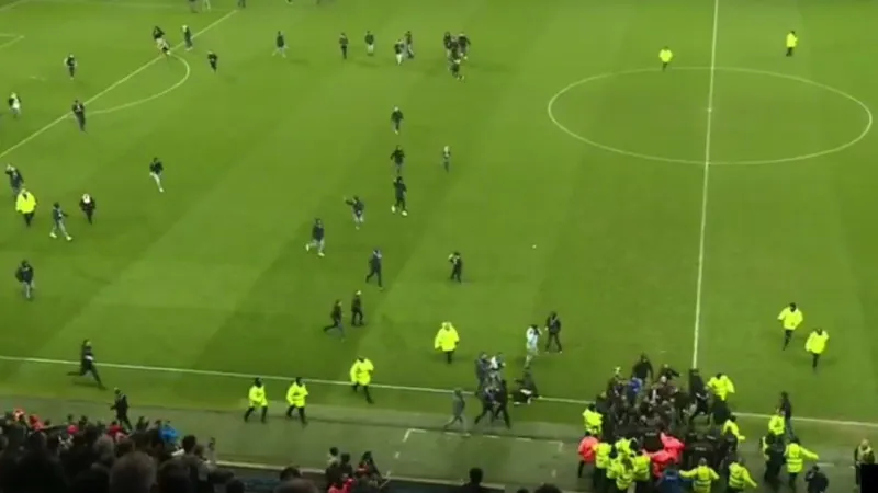 Επίθεση οπαδών στους παίκτες της Χάβρης (vid)