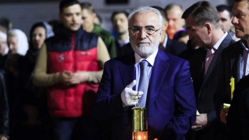 Ο Σαββίδης μεταφέρει το Άγιο Φως με... λαμπάδα ΠΑΟΚ! (pics)