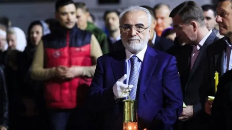 Ο Σαββίδης μεταφέρει το Άγιο Φως με... λαμπάδα ΠΑΟΚ! (pics)