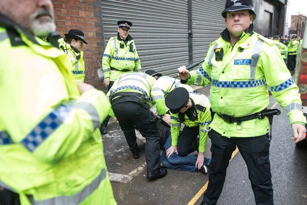 Εικόνες σοκ στο Μάντσεστερ: Ποδοπάτησαν οπαδό (vid)