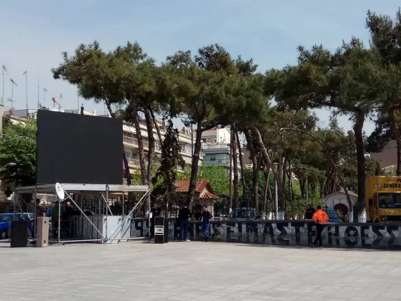 Στήθηκε γιγαντοοθόνη έξω από το γήπεδο της Τούμπας (pic)