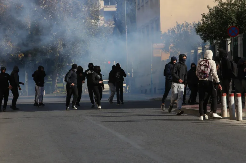 Τρομακτικές σκηνές στην Τερψιθέα, «ντου» κουκουλοφόρων με πέτρες καδρόνια!
