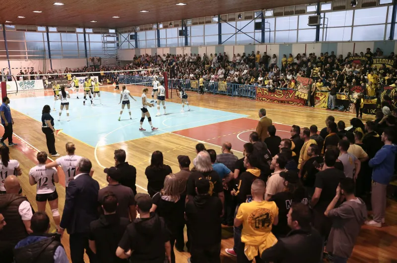 Λιποθύμησε εις διπλούν αθλήτρια του ΑΟ Θήρας από τα καπνογόνα
