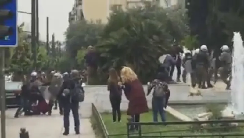 Χημικά και τραυματίες στην αντιπολεμική πορεία προς την πρεσβεία των ΗΠΑ