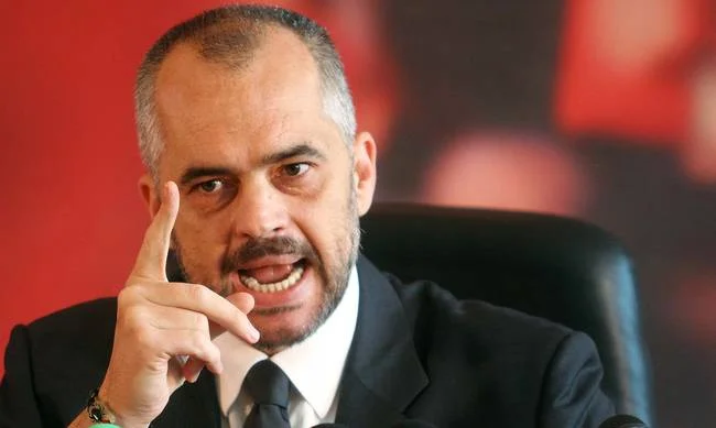 Έντι Ράμα: Τον αλεύρωσαν μέσα στην αλβανική Βουλή (vid)