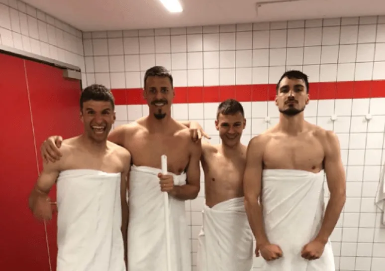 Ημίγυμνες πόζες από παίκτες της Μπάγερν Μονάχου (pics)