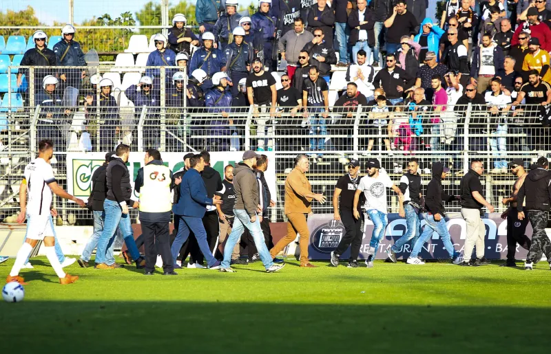 «Ντου» οπαδών του ΟΦΗ στα Περιβόλια (vid)