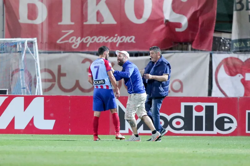 Την «έπεσαν» στους ποδοσφαιριστές (pics)
