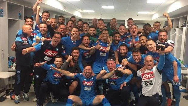 To γλέντι της Νάπολι στα αποδυτήρια (vid)
