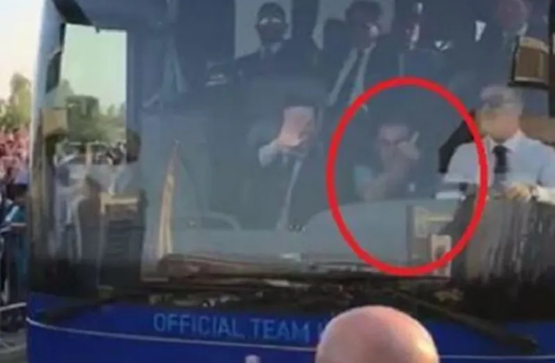 Άσεμνη χειρονομία από τον Σάρι (vid)