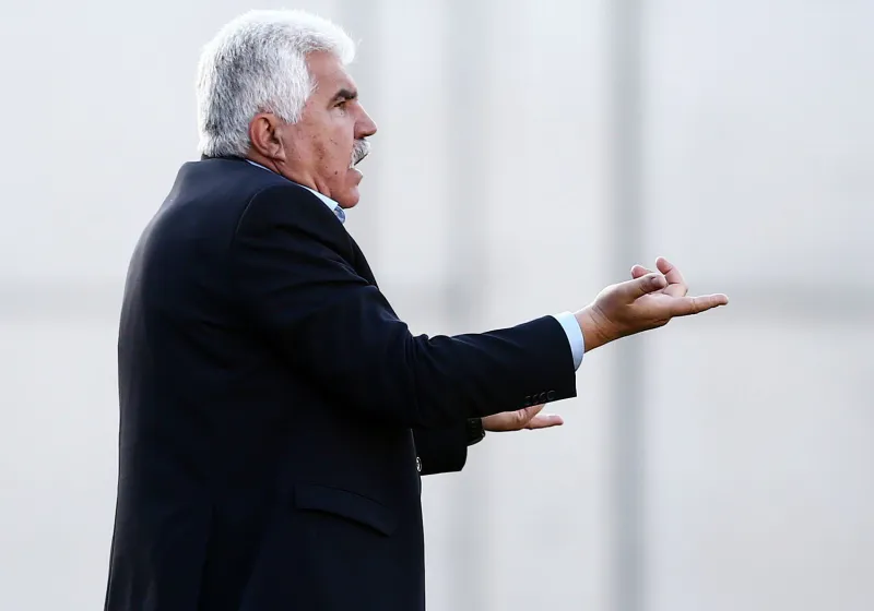 Γελούσαν και τα μουστάκια του Παράσχου