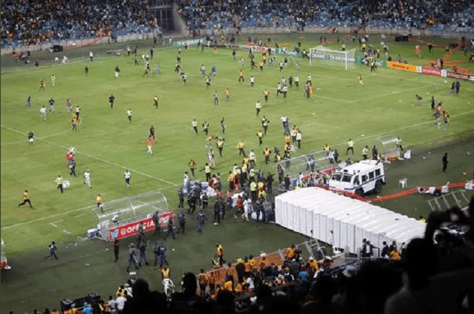 «Τρελό» ξύλο σε αγώνα στην Νότιο Αφρική (vid)