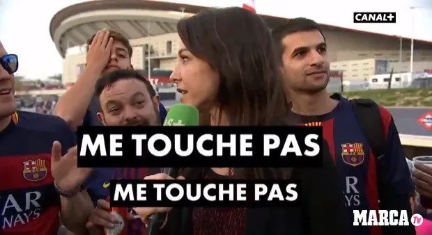 «Μην με αγγίζεις!» Ρεπόρτερ περικυκλώθηκε από οπαδούς (vid)