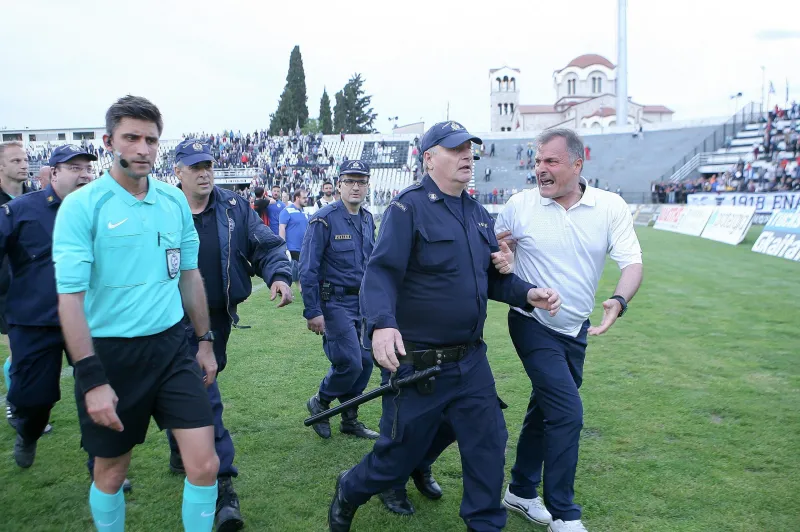 Έξαλλος ο Καλαϊτζίδης, την «έπεσε» στον διαιτητή, μίνι σύρραξη στη Δράμα (pics)