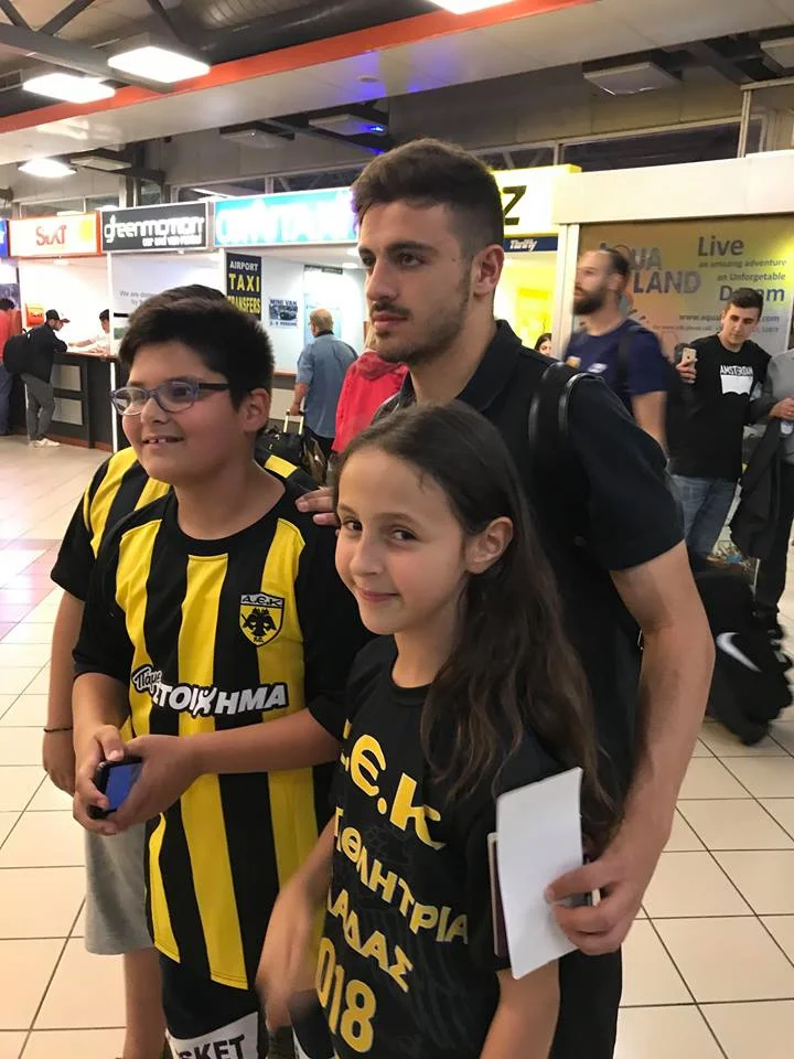 Αποθέωση για ΑΕΚ σε γήπεδο και αεροδρόμιο (pics)