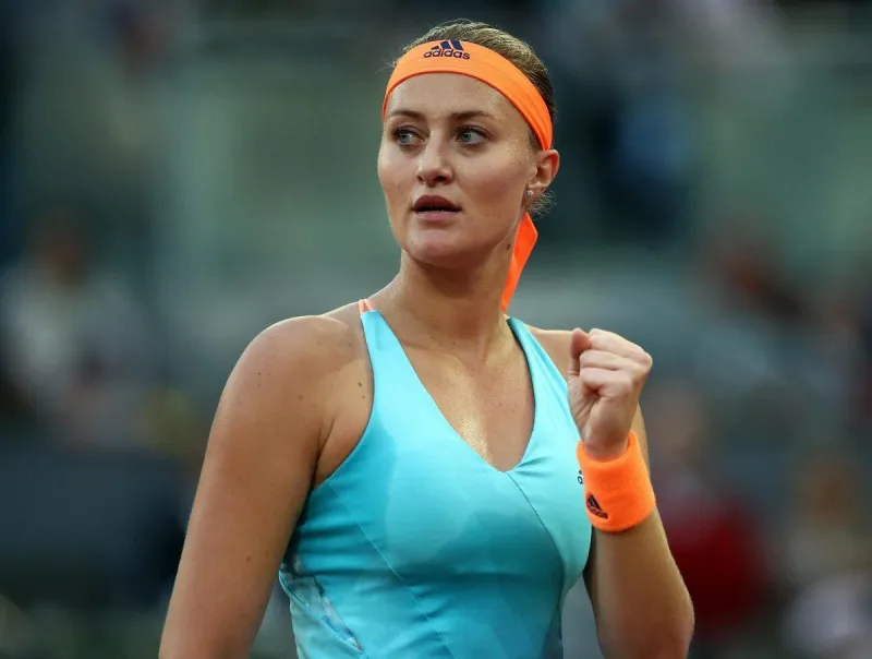 Σταμάτησαν τενίστρια για αλκοτέστ και έβγαλαν φωτογραφίες (vid)