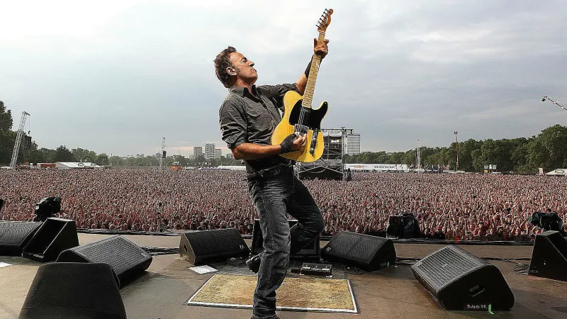 5+1 ιστορίες που δείχνουν γιατί ο Bruce Springsteen αποκαλείται «Το Αφεντικό»
