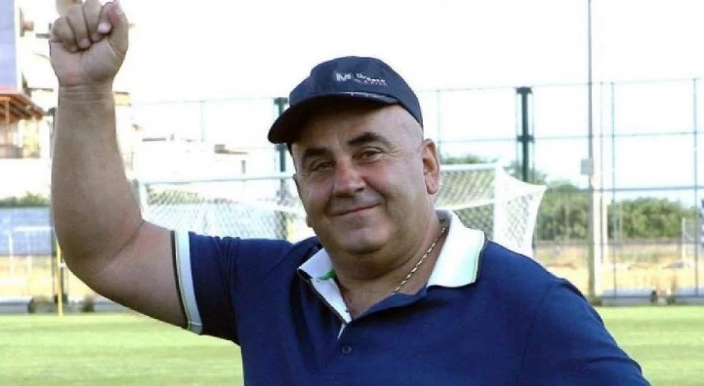 Αλλου τα κακαρίσματα κι αλλού γεννούν οι κότες...