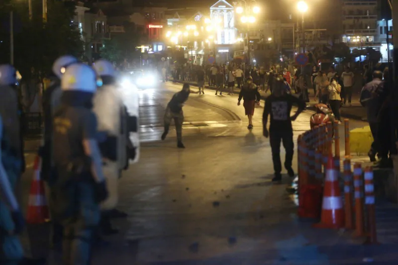Αιχμηρή ανακοίνωση ΣΥΡΙΖΑ για τα επεισόδια από ομάδα ακροδεξιών στη Λέσβο