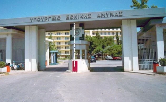 Προσήχθη άνδρας που φωτογράφιζε το YΠΕΘΑ