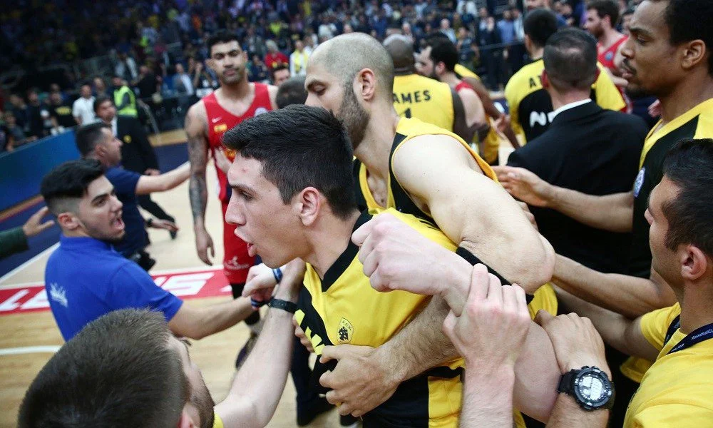 Παραλίγο... ξύλο στον ημιτελικό της ΑΕΚ (pics, vid)