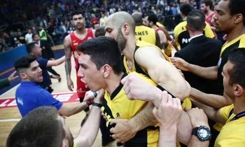 Παραλίγο... ξύλο στον ημιτελικό της ΑΕΚ (pics, vid)