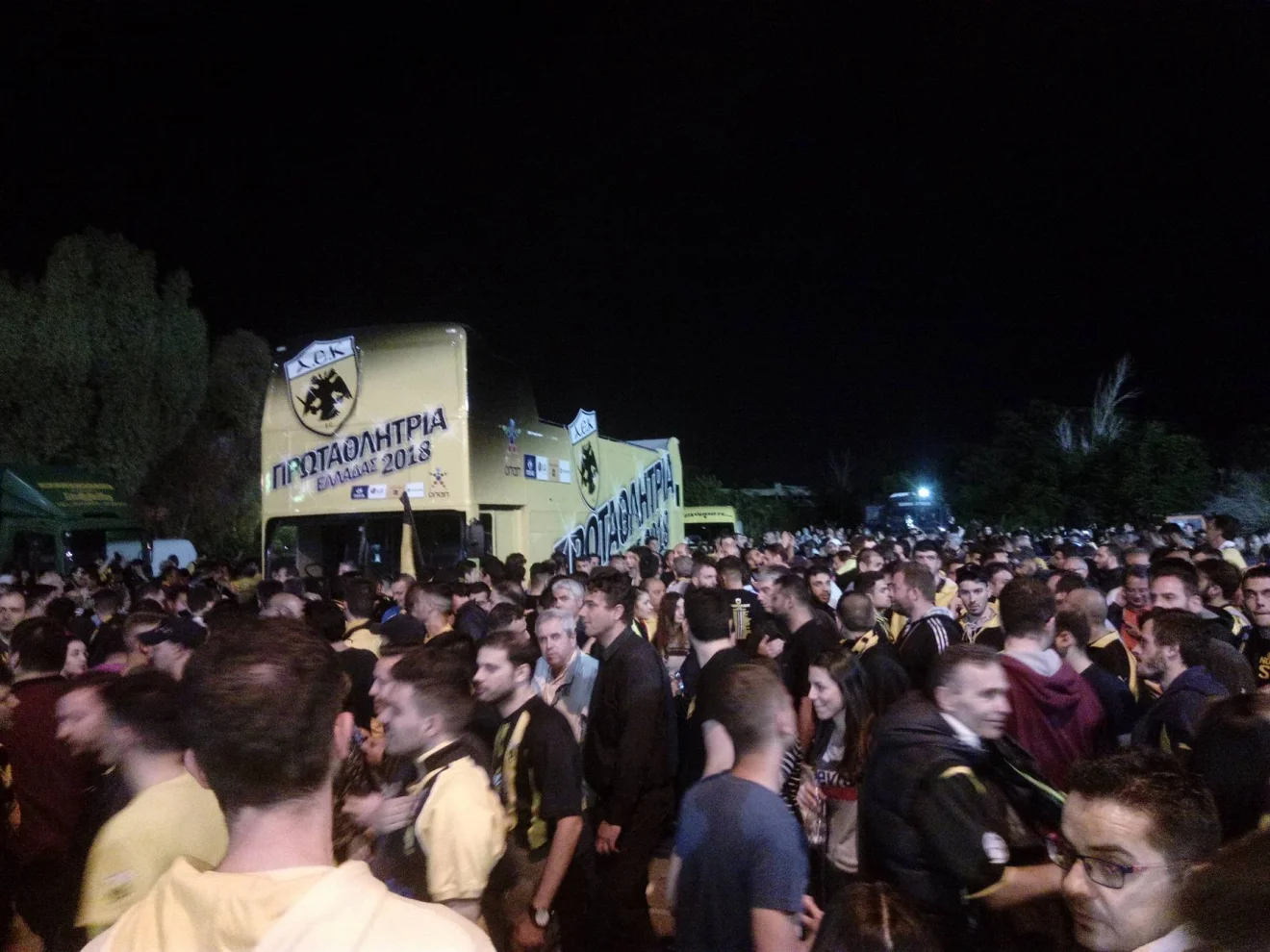 Το γλέντι τίτλου στη Ν. Φιλαδέλφεια (pics+vids)