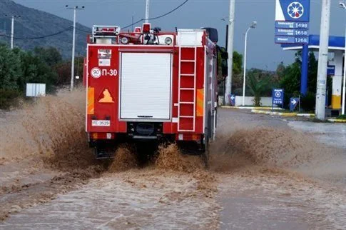 «Πνίγηκε» η Αττική – Δεκάδες οι κλήσεις στην Πυροσβεστική