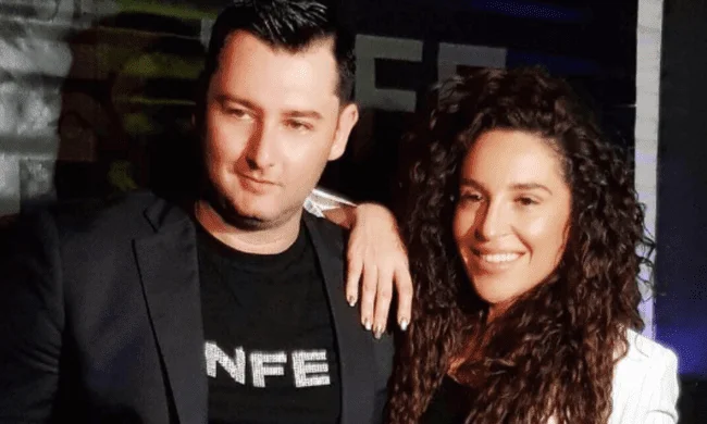 Αυτός είναι ο Έλληνας δημοσιογράφος που επιτέθηκαν με μαχαίρι στην Eurovision!