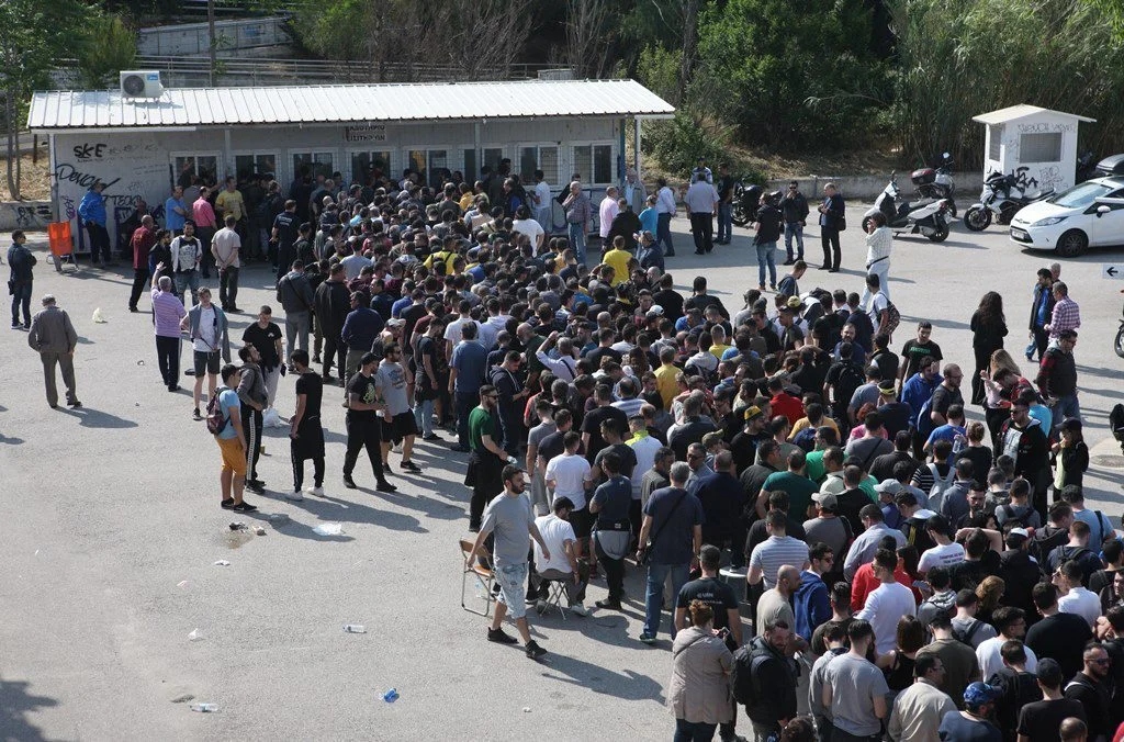 Παράκρουση: Οι οπαδοί της ΑΕΚ «σηκώνουν» το ΟΑΚΑ για ένα εισιτήριο (pics)