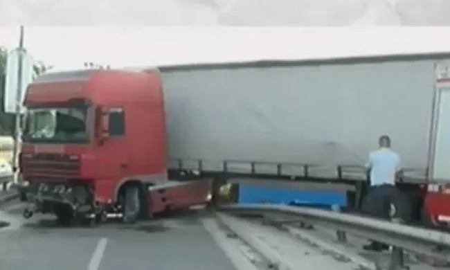 Σοκαριστικό βίντεο από τη στιγμή του τροχαίου στον Κηφισό (vid)