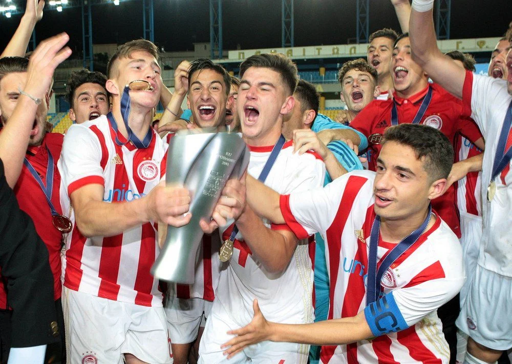 Η απονομή στην Κ-17 και η αφιέρωση στον Μαρινάκη (vid)