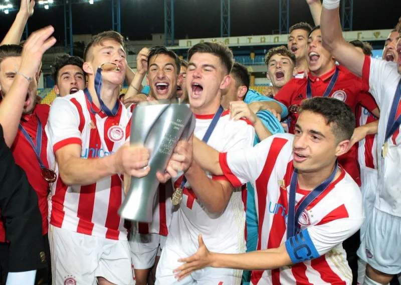 Η απονομή στην Κ-17 και η αφιέρωση στον Μαρινάκη (vid)