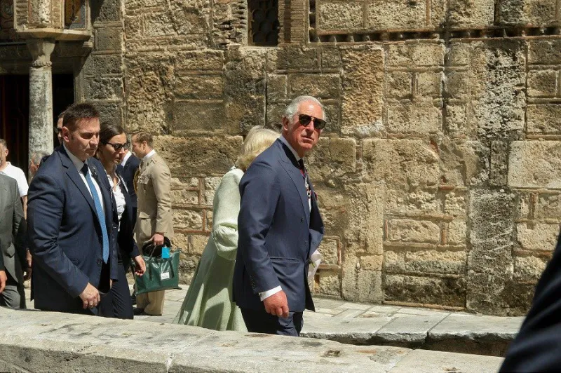 Προσκύνησαν στην Καπνικαρέα Κάρολος και Καμίλα