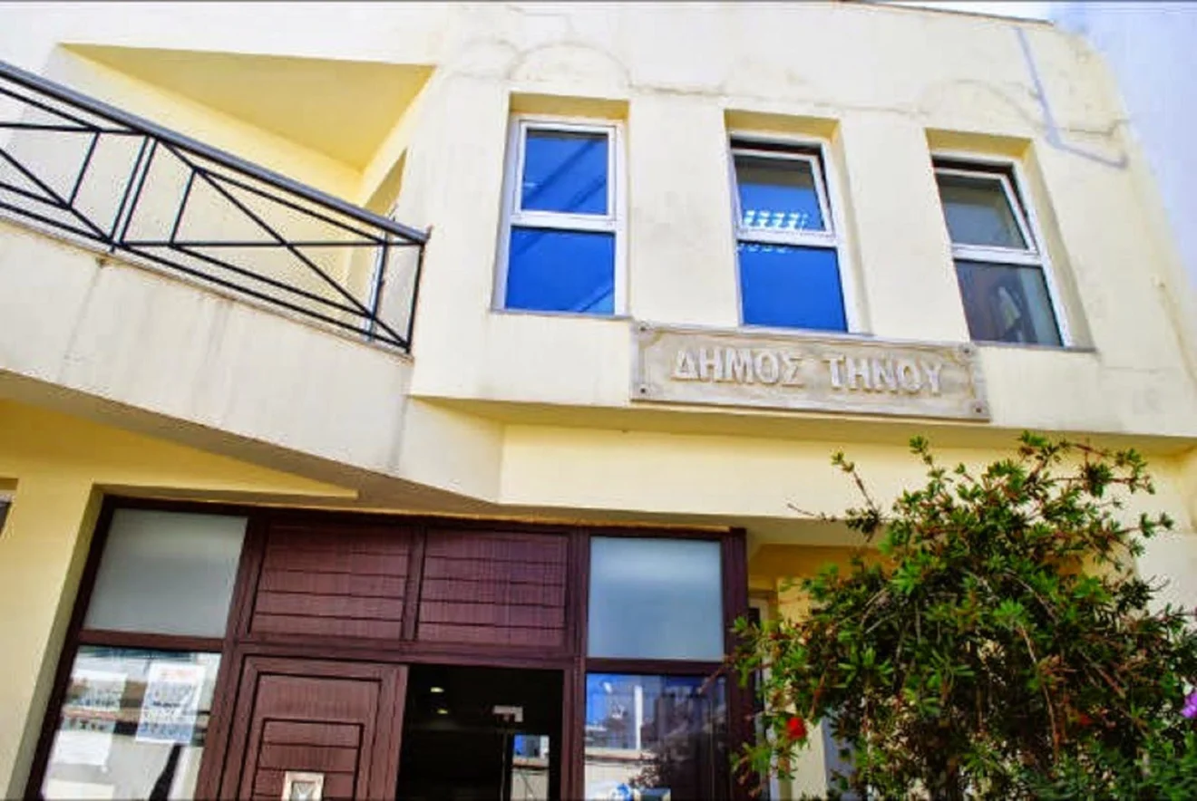 Ρουβίκωνας: Νέα εισβολή στο δημαρχείο της Τήνου