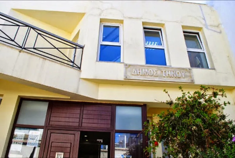Ρουβίκωνας: Νέα εισβολή στο δημαρχείο της Τήνου