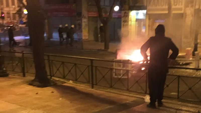 Επεισόδια κουκουλοφόρων με αστυνομικούς στα Εξάρχεια